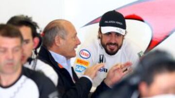 Fernando Alonso escucha a Ron Dennis.