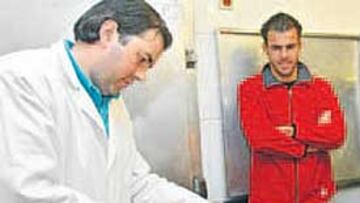 <b>MUESTRA. </b>Luis Fernández enseña a Bilic lo que le espera.