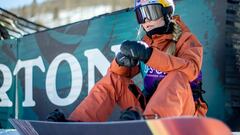La snowboarder Maddie Mastro sentada frente a una valla con el logo de Burton en la &uacute;ltima edici&oacute;n del Burton US Open en Vail (Colorado, Estados Unidos).