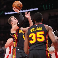 Los Lakers se mueven el último día de mercado