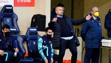 Levante's Spanish coach Paco Lopez reacts during the Spanish League football match between Villarreal and Levante at the Ceramica stadium in Vila-real on January 2, 2021. (Photo by JOSE JORDAN / AFP)