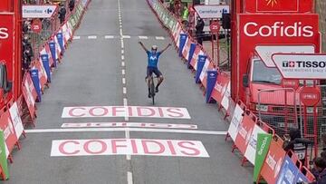 Marc Soler celebra su victoria en La Vuelta.