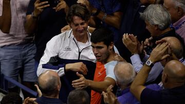 Carlos Alcaraz abraza a Juan Carlos Ferrero.