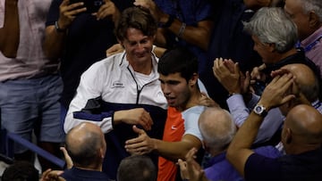 El tenista español Carlos Alcaraz, junto a su entrenador Juan Carlos Ferrero tras ganar el títulon en el US Open 2022.