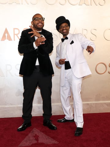 Clarence Maclin y John 'Divine G' Whitfield posan en la alfombra roja del Dolby Theatre.