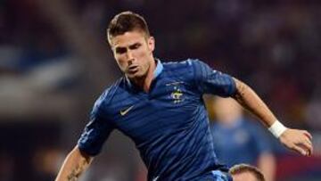 <b>SE ALEJA. </b>Olivier Giroud trata de controlar el balón en un partido con la selección francesa.