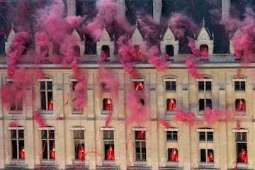 Además de las plumas rosas de Lady Gaga, con el Pink París popularizado por el rococó, del rosa cambió al rojo con muchas María Antonietas en el palacio de la Concergerie, el rojo representa la libertad y La Revolución francesa, también recordando a los gorros frigios y al movimiento artístico camp.