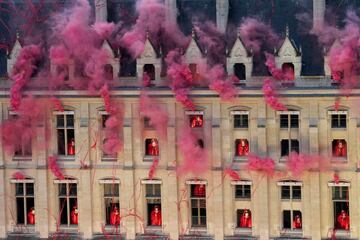 Adem¨¢s de las plumas rosas de Lady Gaga, con el Pink Par¨ªs popularizado por el rococ¨®, del rosa cambi¨® al rojo con muchas Mar¨ªa Antonietas en el palacio de la Concergerie, el rojo representa la libertad y La Revoluci¨®n francesa, tambi¨¦n recordando a los gorros frigios y al movimiento art¨ªstico camp.