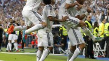 Los jugadores blancos celebran el 2-1, logrado por Pepe, ante el Barcelona.