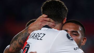 Argentina's River Plate David Martinez (R) celebrates with Argentina's River Plate Julian Alvarez after scoring against Chile's Colo Colo during their Copa Libertadores group stage football match, at the Monumental stadium in Buenos Aires, on May 19, 2022. (Photo by MARCOS BRINDICCI / AFP)
