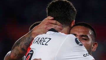 Argentina's River Plate David Martinez (R) celebrates with Argentina's River Plate Julian Alvarez after scoring against Chile's Colo Colo during their Copa Libertadores group stage football match, at the Monumental stadium in Buenos Aires, on May 19, 2022. (Photo by MARCOS BRINDICCI / AFP)