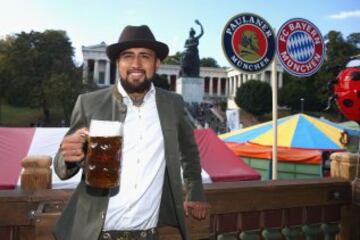  El centrocampista chileno del Bayern de Múnich Arturo Vidal, durante la 182º edición de la Oktoberfest, la fiesta de la cerveza, en Múnich.