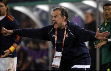 “Lo que nunca se puede hacer es sustituir las convicciones”, ha dicho el Loco. El estilo de Bielsa, que privilegia la ética y la dinámica colectiva, cambió todo lo antes visto en el fútbol. Campeón en Argentina con Newell's y Vélez. Además, ganó la medalla de oro en los Juegos Olímpicos de 2004 con Argentina. Pero, más que un ganador en el campo, es un gran filósofo del balompié.