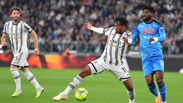 Turin (Italy), 23/04/2023.- Juventus's Juan Cuadrado (L) and Napoli's Alvaro Ndombele (R) in action during the Italian Serie A soccer match between Juventus FC vs SSC Napoli in Turin, Italy, 23 April 2023. (Italia) EFE/EPA/Alessandro Di Marco
