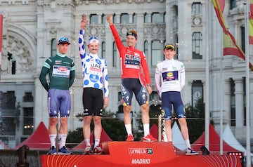 Kaden Groves del Team Alpecin, Jay Vine del Team UAE,  Primoz Roglic del Team Bora y Mattias Skjelmose del Team Lidl-Trek  en el podio después de la última etapa de La Vuelta a España.