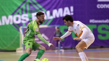 Rivillos conduce la pelota.