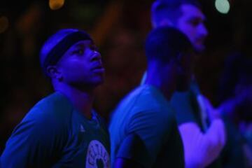 Isaiah Thomas de los Boston Celtics mira a lo alto mientras escucha el himno estadounidense antes del primer partido de la final de conferencia Este entre los Celtics y los Cleveland Cavaliers jugado en el TD Garden en Boston.