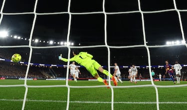 En la anterior jugada se anuló un gol de Osasuna por falta sobre Joan y acto seguido Raphinha sentenció el partido llegando en el segundo palo y aprovechando el rechace.