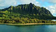 Vista de las monta&ntilde;as de Oahu (Haw&aacute;i), desde el aire, sobre el mar. 