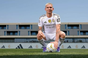 Franco Mastantuono vestido de blanco. 