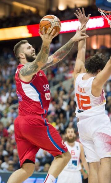 Miroslav Raduljica y Sergio Llull.