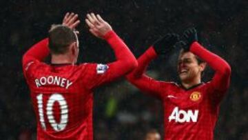 Rooney y Chicharito celebran uno de los goles del United.
