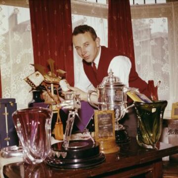 Surtees con sus trofeos conseguidos hasta marzo de 1960, fecha en la que posa para la entrevista en su casa de Bickley en Kent, Inglaterra.