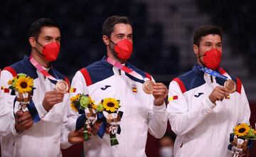 El equipo español celebra en el podio la medalla de bronce. 