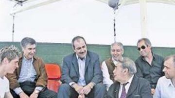 <b>HISTORIA VIVA. </b>Arriba: Gárate, Arteche, Collar y Adelardo. Debajo: Fernando Torres, Escudero y Pantic.