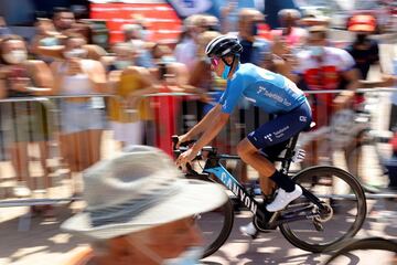 Enric Mas dirigiéndose al punto de salida.