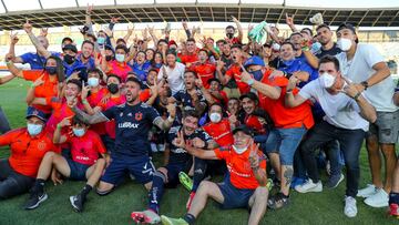 El lado B de la U: jugadores-barristas, prófugos y un sillazo