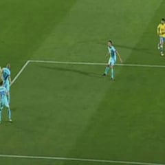 Las Palmas reclamó un penalti por mano de Iniesta
