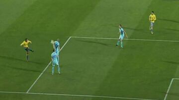 Las Palmas reclam¨® un penalti por mano de Iniesta