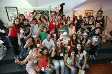 Sergio Jadue compartió con los niños en el Hospital Calvo Mackenna.