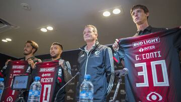 Javier Abella, Luciano Acosta y Germán Conti posan con la playera del Atlas