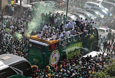 La selección de Senegal celebra con su afición el triunfo en la Copa África por las calles de Dakar.