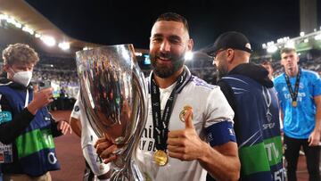 Benzema saluda tras ganar la Supercopa en Helsinki.