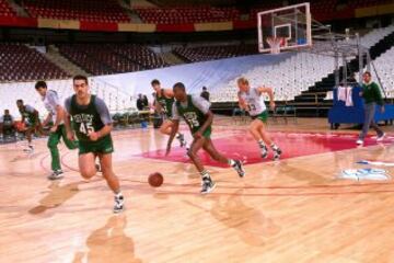 Entrenamiento de los Celtics en el Palacio de los Deportes. En la imagen Reggie Lewis (35).