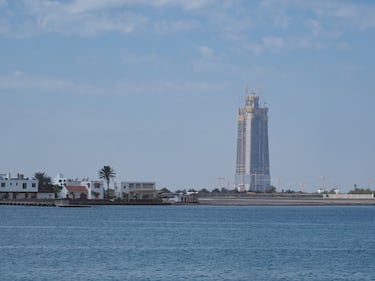 Su diseño de "tres pétalos" no es solo estético; es funcional. La forma triangular y los cambios de sección en cada piso ayudan a "confundir" al viento, reduciendo las cargas laterales que podrían hacer que el edificio oscile peligrosamente.