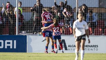 Eva Navarro, en brazos de Lucía Moral, celebrando uno de los goles del Atlético al Valencia.