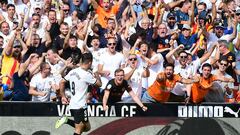 Valencia's Spanish forward #9 Hugo Duro celebrates scoring his team's second goal during the Spanish Liga football match between Valencia CF and Club Atletico de Madrid at the Mestalla stadium in Valencia on September 16, 2023. (Photo by Jose Jordan / AFP)