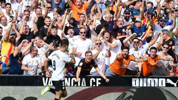 Valencia's Spanish forward #9 Hugo Duro celebrates scoring his team's second goal during the Spanish Liga football match between Valencia CF and Club Atletico de Madrid at the Mestalla stadium in Valencia on September 16, 2023. (Photo by Jose Jordan / AFP)