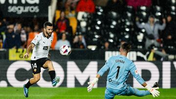 VALENCIA, 23/10/2023.- El defensa del Valencia, José Luis Gayá (i), remata ante el guardameta argentino del Cádiz, Jeremias Ledesma, para conseguir el primer gol de su equipo durante el encuentro correspondiente a la jornada 10 de primera división que disputan hoy lunes en el estadio de Mestalla, en Valencia. EFE / Biel Aliño.
