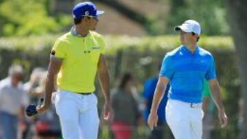 Rafa Cabrera Bello habla con McIlroy. 