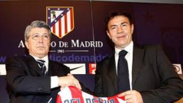 <b>ENCANTADO.</b> Enrique Cerezo, presidente del Atlético de Madrid, aseguró hoy que el club rojiblanco está "encantado" de la vuelta de Abel Resino a la entidad.