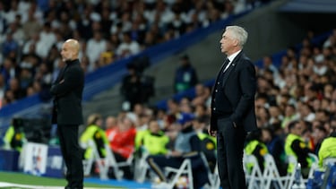 MADRID, 09/04/2024.- El entrenador del Real Madrid, el italiano Carlo Ancelotti (d) y el del Manchester City, el español Pep Guardiola, durante el partido de ida de cuartos de final de la Liga de Campeones de fútbol entre el Real Madrid y el Manchester City, este martes en el estadio Santiago Bernabéu. EFE/ Juanjo Martin