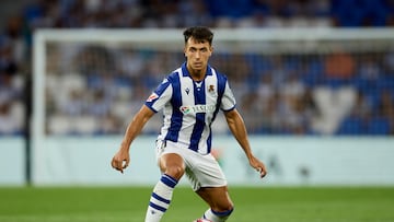 Más escondido, pero igualmente recurrente ha sido el interés del Barça en Martín Zubimendi, al que desde la ciudad condal se le ha bautizado con frecuencia como el nuevo Busquets. Precisamente la intención del club catalán era intentar atarlo para tapar la baja del catalán, pero, pese a ese interés, en el Camp Nou jamás pudieron acercarse a las exigencias de la Real Sociedad, que como ha pasado con el Liverpool este mismo verano, no se bajaba de exigir los 60 millones de su cláusula para facilitar la salida del txuri-urdin.