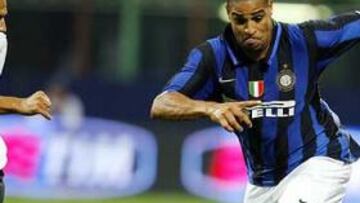 <b>CUBIERTA ESA POSICIÓN.</b> "No tiene nada que ver con la calidad de Adriano pero ya tengo a
Robin van Persie, Emmanuel Adebayor, Eduardo y Nicklas Bendtner", añadió.