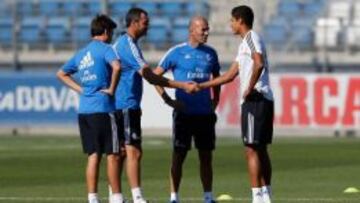 Raphael Varane saluda al cuerpo técnico durante el entrenamiento de hoy.