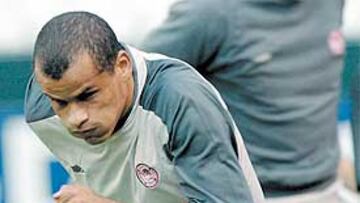 <b>REGRESO A CASA. </b>Rivaldo volvió a pisar el césped que le vio nacer como futbolista en Europa.